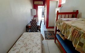 KITNET 3K em TORRES-RS - ÓTIMO CUSTO BENEFICIO na mais bela praia Gaúcha - Cozinha - Banheiro - Ar condicionado - Smart TV 32' Android Apps Youtube - Netflix - Prime Vídeo e Wi-Fi - Estacionamento - Acomoda até 6 pessoas - Anfitriã SuperHost no BNB